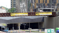 06.07.17 - Die Fugngerbrcke ber der B7 wurde mit einem Banner versehen.