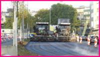 08.10.16 - Nun wird die letzte Asphaltschicht aufgetragen. Im Doppelpack um eine Naht zu vermeiden.