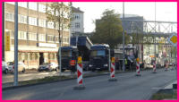 08.10.16 - Nun wird die letzte Asphaltschicht aufgetragen. Im Doppelpack um eine Naht zu vermeiden.