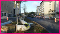 08.10.16 -  Die prov. Wasserleitung wurde auch teilweise rckgebaut.Einige Teile liegen noch auf dem Mittelstreifen der B7. Im Hintergrund wird gerade die letzte Teerdecke eingebaut.
