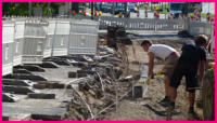 31.08.16 - Die ersten Bordsteine sind an der Kluse nun gesetzt.