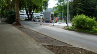 24.06.14 - Erweiterter Wendekreis - keine Parkbucht.Im Hintergrund werden die Kabel fr die neue Ampelanlage gezogen. 
