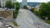 25.07.14 - Die Strae wird zum Taxistand und Parkplatz. Da der Bahnhofs-Vorplatz in Krze gesperrt wird.