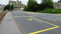 25.07.14 - Auf der Strae befinden sich nun links ein Sonderparkplatz. In der Mitte befindet sich der Parkplatz.
