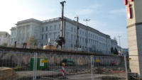 20.11.14 - Zuerst werden die Pfhle im Bereich der knftigen Fugngerbrcke gesetzt.
