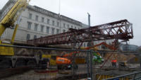 22.12.14 - Der erste Trger der provisorischen Fgngerbrcke.