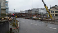 22.12.14 - Heute wurde die prov. Fgngerbrcke aufbebaut. Sie ersetzt in den nchsten Monaten den geschlossenen Personentunnel.