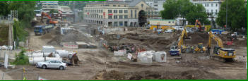 21.07.15 - Die Baustelle hat sich erneut stark verndert. Auf dem Rest der alten Bahnhofstrae werden noch Erdberge getrennt.