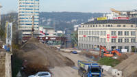 07.04.15 - Die Erdberge auf der Bahnhofstrae wachsen weiter.