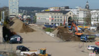 14.04.15 - 09:50 Uhr - Der Erdhgel links ist weiter gewachsen. Der rechte Erdhgel wird nun abgefahren.