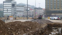 23.01.15 - Vorne wurde die Bohrpfahlkpfe freigelegt. Heute wurde der Teerbelag abgefrst. Hier verluft knftig die Neue Sttzmauer.