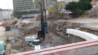 26.03.15 - Nach Rckbau des Tunnelabschnitts , wird nun an der Sttzmauer weiter gearbeitet.