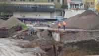 01.04.15 - Die alten Fernwrmerohre unter der Strae werden freigelegt.