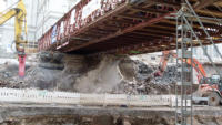 07.04.15 - Die Mauer unter der Brcke wird nun entfernt.