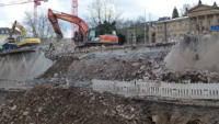 02.03.15 - Die alte Mauer zur B7 hat erste Lcken. Der gelbe Bagger zerlegt die Rest der ex Brcke Sdstrae.