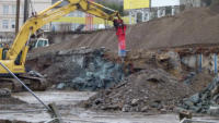 31.03.15 - Weitere Teile der alten Sttzmauer fallen nun.