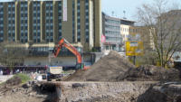 14.04.15 - Die Erdberge werden abgefahren.