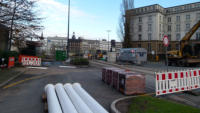 13.01.15 - Blick zum Sdteil der Strae. Vorne lagern einige Rohre fr die  die Prov. Gasleitung. 