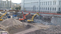 17.04.15 - Die alte Sttzmauer fllt in groen Schritten.