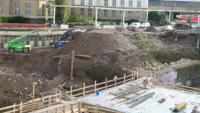 17.11.15 -An der Sttzmauer werden nun die Felsanker eingebaut.