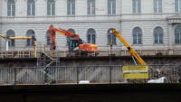 31.03.15 - Der  Betonfahrbahnunterbau wird nun zerlegt.