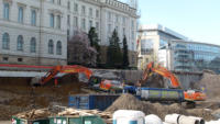 17.04.15 - Die alte Sttzmauer fllt in groen Schritten.