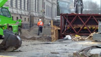08.01.2015 - Die Treppenanlage zur Fugngerbrcke wird erstellt.