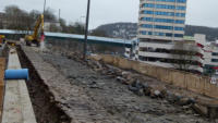 01.04.15 - Der  Betonfahrbahnunterbau wird seut dem 31.3. zerlegt.