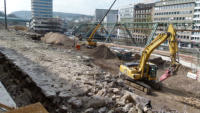 08.04.15 - Die alte Sttzmauer im Bereich der ex DB-Direktion verschwindet Stck fr Stck.