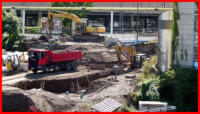 07.09.16 - Nun wird der Graben fr die Gasleitung in Richtung Sparkassengebude ausgehoben.