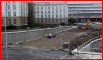 08.12.16 - Der Straenuntergrund wird nun verdichtet.