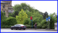 31.05.16 - Die nicht genutzte Haltestelle wurde vorbergehend zum Parkstreifen.