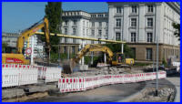 06.09.16 -Der Bagger versucht die Betonplatten beiseite zuschaffen.