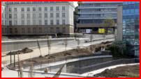 04.04.17 - An der Bahnhofstrae wurde auch der Mutterbden eingebaut. Neben dem Schacht der Fernwrmeleitung wurden 3 L-Steine eingebaut.
