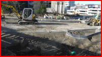 01.02.17 - Die Bordsteine der Verkehrsinsel sind nun  fertig eingebaut. Auch im Vordergrund wurden die Bordsateine nun gesetzt.
