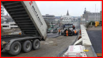 08.03.17 - Die Bahnhofstrae erhlt ihre erste Teerschicht.