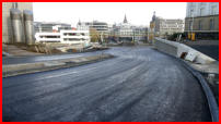 10.03.17 - Die zweite Lage Bitumen wird nun eingebaut.