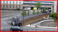 05.05.17 - Die letzte Asphaltschicht wird eingebaut.