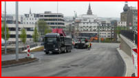 05.05.17 - Die letzte Asphaltschicht wird eingebaut.