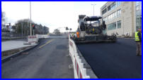 10.03.17 - Die zweite Lage Bitumen wird gerade eingebaut.