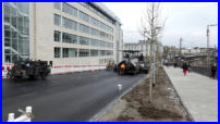 21.03.17 - Die Bahnhofstrae erhlt die letzte Asphaltschicht.