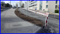 06.04.17 - Der Trennstreifen erhlt nun seinen Mutterboden.
