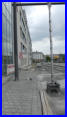 23.06.17 - Am Schild endet der offizelle Brgersteig. Der Rest ist nur noch der Fluchtweg fr die Sparkasse.