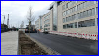 21.03.17 - Die Bahnhofstrae erhlt die letzte Asphaltschicht.