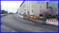 21.03.17 - Die Bahnhofstrae erhlt die letzte Asphaltschicht.