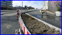 24.03.17 - An der Verkehrsinsel wurde das erste Erdreich eingefllt.