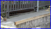 31.03.17 - Die Mauer erhlt eine neue Abdeckung. 