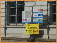 16.09.16 - Fr die letzten 2 Wochen wurde ein zustzliches greres Schild zu den Taxis angebracht. Ende des Monats ziehen diese dann  um.