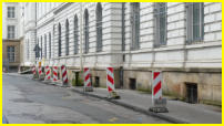 05.04.2018 - Nach der Sperrung für die Fußgänger wurden hier auf dem gehweg eine Bakkenreihe aufgestellt.