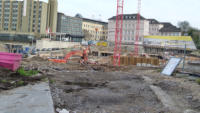 14.11.14 - Der Bahnhofsvorplatz verschwindet weiter.